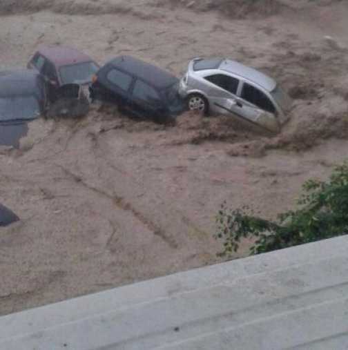 Ад във Варна: Водата подмята колите като сламки!