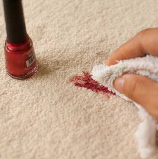 Как да изчистите петно от лак за нокти от килима?