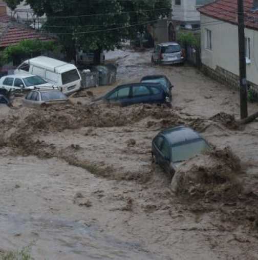 Четирима души са изчезнали в потопа, дете е убито от мълния