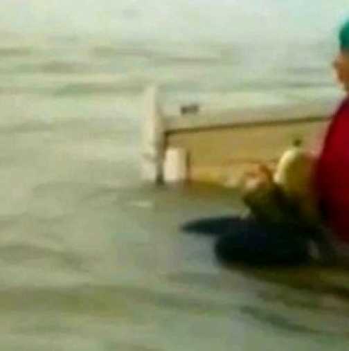 Мъж и жена се удавят, докато пресичат река, а очевидци им се смеят - Видео