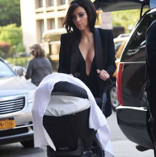 Ким разхожда детето си с деколте до пъпа