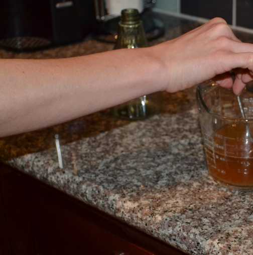 Тест за фалшива кафява захар в чаша вода