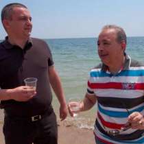 Заместник министър, областен управител и кмет пият вода от морето