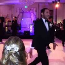 Булката е напълно изумена от най-страхотния танц-изненада на сватба! - Видео