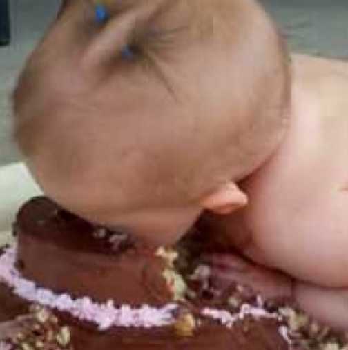 Бебето, което яде първата си торта е най-сладкото нещо, което ще видите днес!
