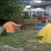 Учителка организира палатков лагер и настани ученици в двора на къщата си