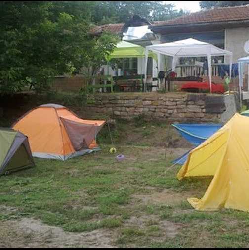 Учителка организира палатков лагер и настани ученици в двора на къщата си