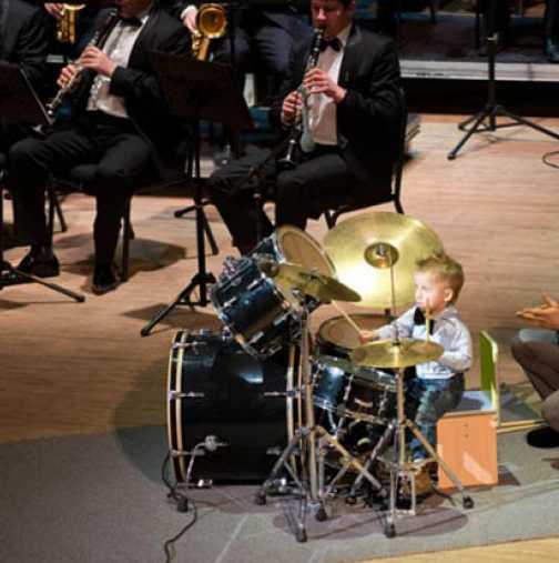ВИДЕО: Три годишен барабанист по-добър от рок звезда