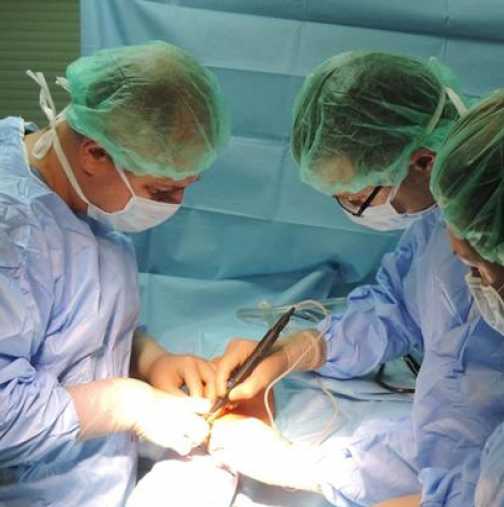 Хирурзи извършиха уникална колянна операция