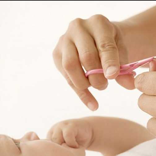 Как безопасно да отрежем бебешките нокти