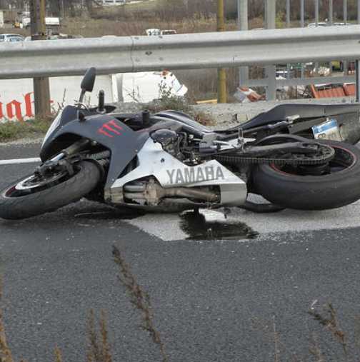 Моторист загина след удар в два автомобила!