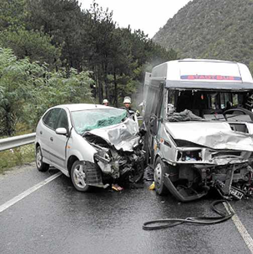 24-годишен водач и 22-годишен пътник загинаха в тежка катастрофа