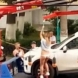 Девойка направила стриптийз да спаси колата си от Паяка - Вижте във видеото, дали успя