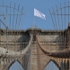 Неизвестни махнаха знамето на САЩ на Бруклинския мост и поставиха бяло - видео