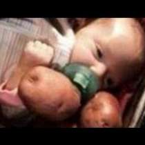 Бебе в тиган за печене - снимката, която предизвика яростни реакции в социалните мрежи