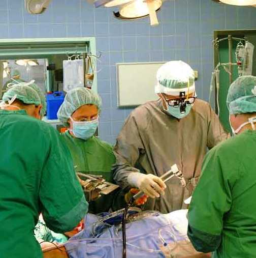 Спасиха 28-годишен мъж с изместени коремни органи