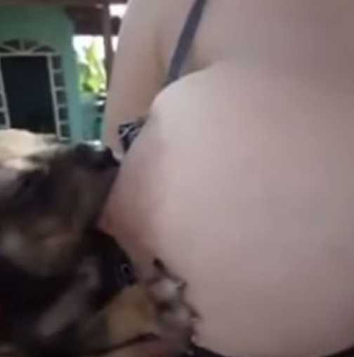 Жена кърми кученце - видео