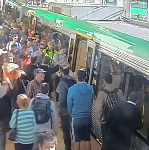 Силата на единството! Пътници бутат влак, за да освободят заклещен мъж-видео