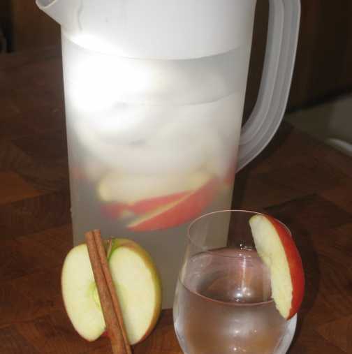 Вода с ябълка и канела за ускоряване на метаболизма