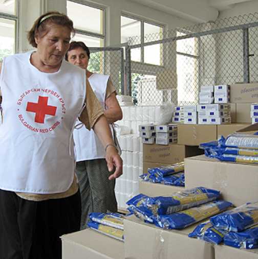 Призив на Българския червен кръст: Дарявайте минерална вода, хляб и трайни храни