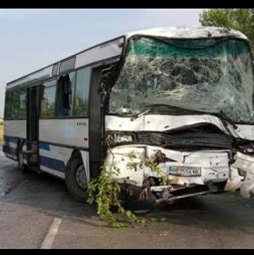 Снимки с катастрофиралите автобуси край Пловдив 