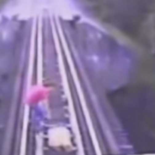 Влак мина през две жени, но те оцеляха по чудо-Видео от инцидента