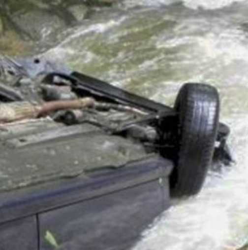 Автомобил падна от мост в река Вит, издирва се издирва 25-годишен мъж