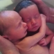 Бебета близнаци се къпят в невероятно релаксираща и нежна атмосфера!-Видео