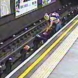 Ужасяващо видео: Силно течение изблъска детска количка на релсите в метрото