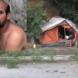 Мъж с прекаран инсулт мизерства в палатка до автогара - видео