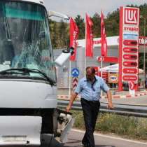 Пътници от аварирал автобус прекарват 2 часа в аварийната лента на магистралата