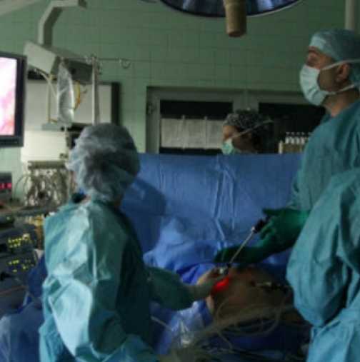Лекари от ВМА присадиха черен дроб на жена с цироза