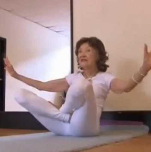 Изумителна 96-годишна учителка по йога - видео