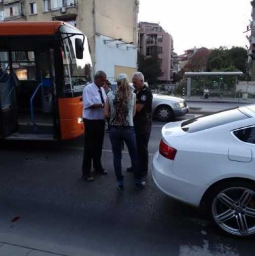 Автобус удари две коли на злокобната спирка в Пловдив, на която помляха Катя