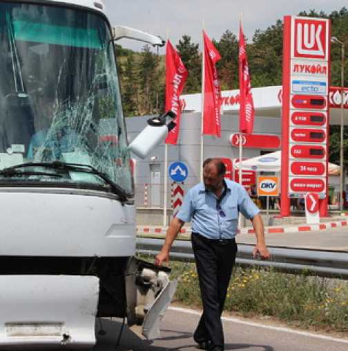 Пътници от аварирал автобус прекарват 2 часа в аварийната лента на магистралата