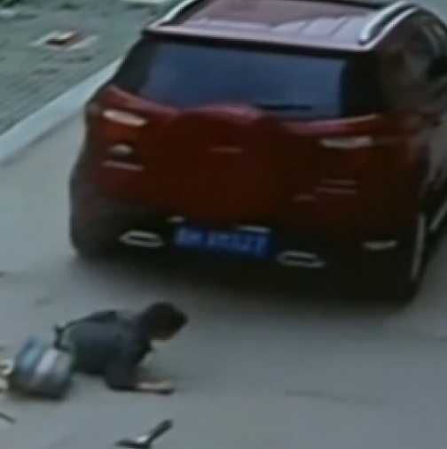 Чудо! Кола прегази 6-годишно момче, след което то стана и си тръгна! (Видео)