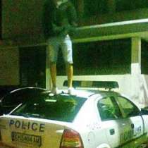 20-годишен игра кючек върху полицейска кола