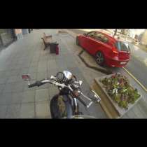 Момиче с мотор наказва шофьори които хвърлят отпадъци на улицата (Видео)