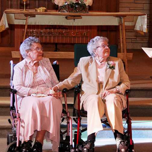 Лесбийки на 90 години се женят след 70 години връзка! (Снимки)