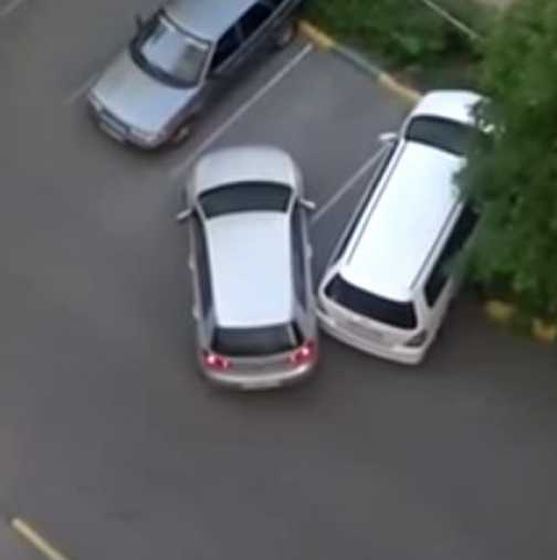 Ето какво се случва, когато на паркинга се срещнат две неопитни шофьорки