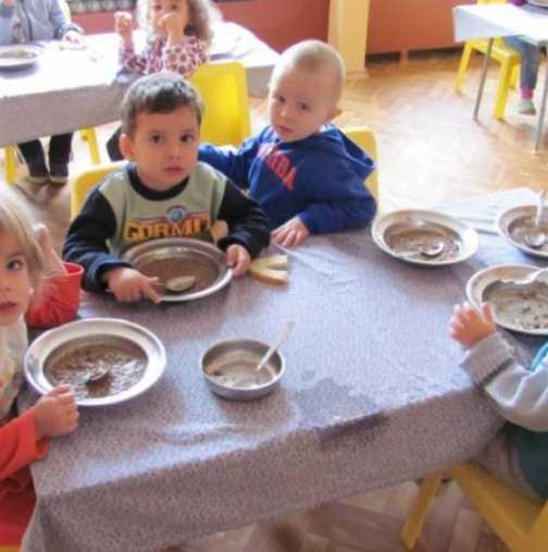 Лелките в детските градини масово крадат от дажбите храна, както и личните данни