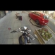 Момиче с мотор наказва шофьори които хвърлят отпадъци на улицата (Видео)