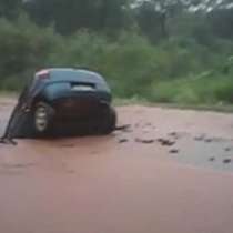 Шестима души загинаха при пропадане на автомобил в огромна яма на пътя
