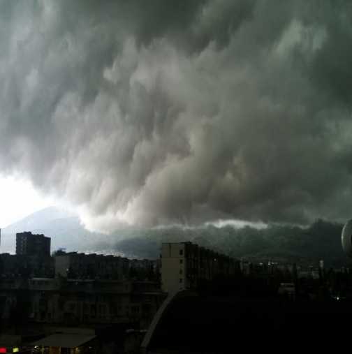 Страшна буря се изви над София