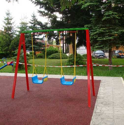 10-годишно дете пострада тежко на детска площадка, открита преди месец!
