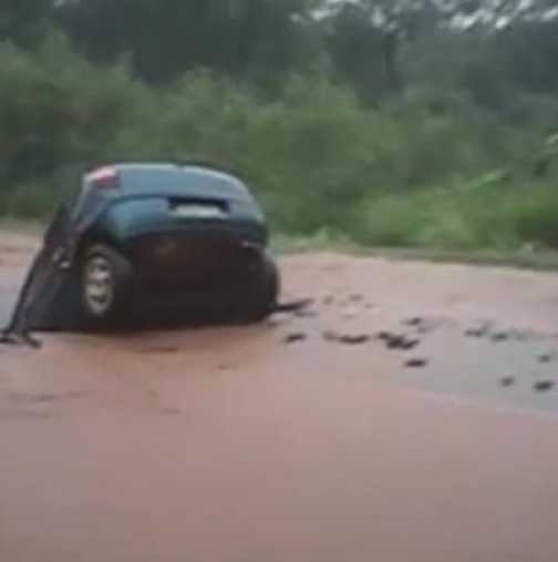 Шестима души загинаха при пропадане на автомобил в огромна яма на пътя