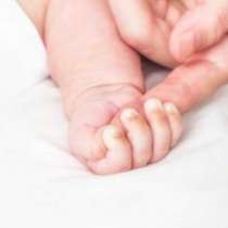 Бебе умира на 5-тия ден от раждането, родителите обвиняват лекаря ...