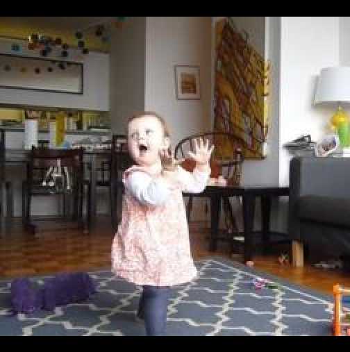 Удивително видео: Баща заснема всеки ден как се учи да ходи дъщеря му