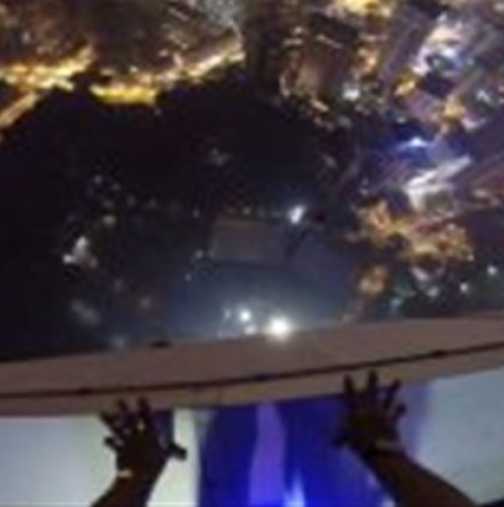 Екстремно преживяване: скок от 335- метрова кула в басейн! (Видео)