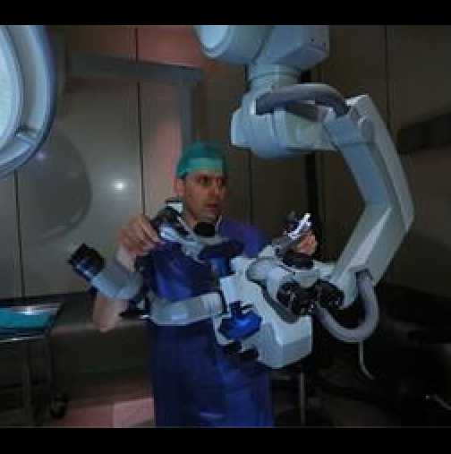 Сензационно! Мъж с пречупен гръбнак ходи след операция от български неврохирург - снимка